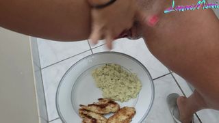 Ебля раздетой давалки на кухне во время готовки с бойфрендом