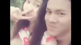 Парень мастурбирует киску молодой азиатки на улице перед камерой