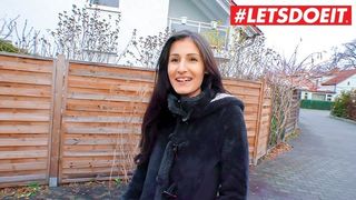 Худая брюнетка трахается с опытным пикапером на диване